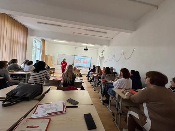 Peste 340 de profesori și mii de elevi din Olt, instruiți în acordarea primului ajutor psihologic